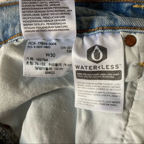 Levi’s Rhinestone Ribcage Short, size 30. - Picture 6 of 6